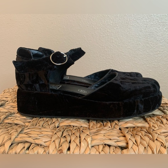 Dreamy TUK crushed velvet Mary Jane’s with a slight platform heel. Size 9/40 EUC - Picture 3 of 5